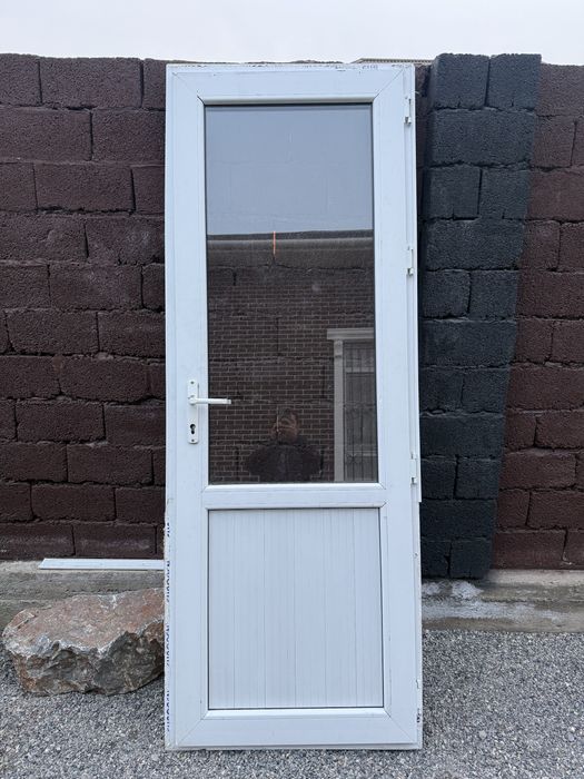 Пластиковая дверь