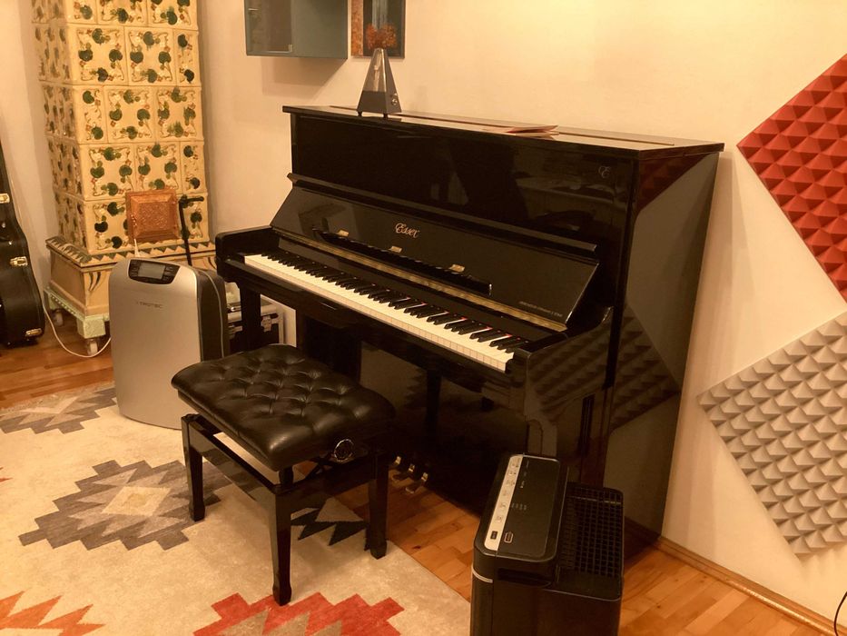 Pian Vertical Steinway & Sons, marca Essex EUP-123