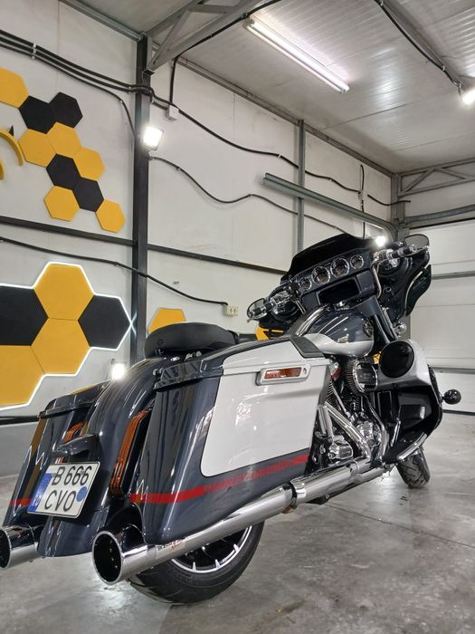 Motocicleta Harley Davidson Street Glide CVO 117