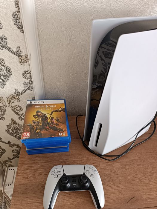 Продам Sony Ps5 + игры и 1 джостик
