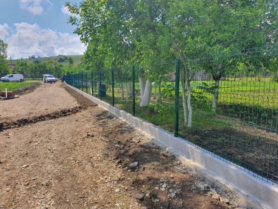 Meșteri la garduri din plasă bordurată avem materiale pe stoc
