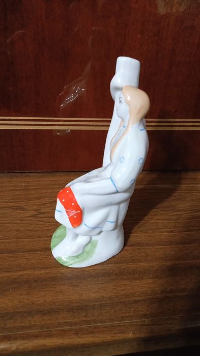 Продам фарфоровую фигурку