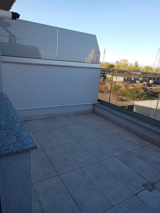 Studio de închiriat, bloc nou, parcare privată