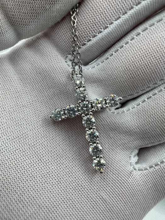 cruce cu diamante Tiffany & Co.