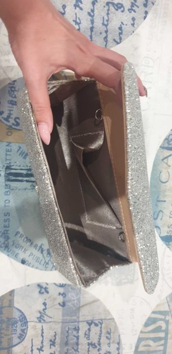 Дамски сив клъч и сребриста официална чанта