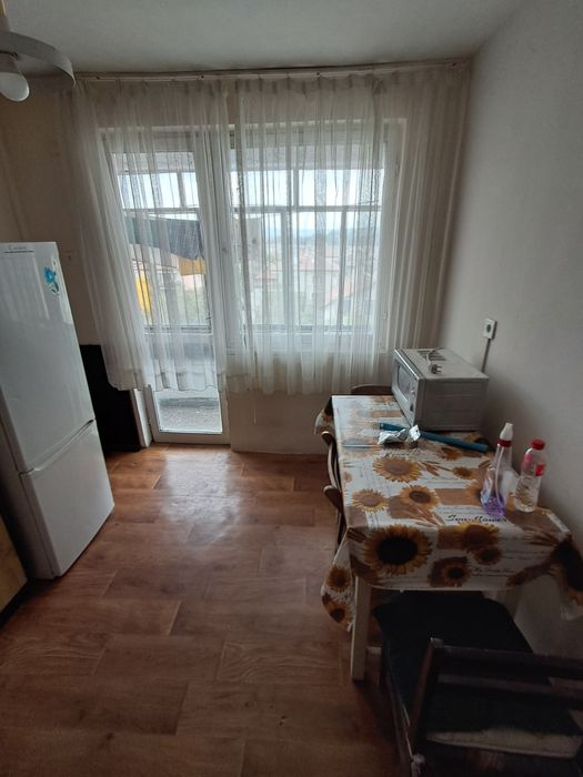 Давам под наем  обзаведен тристаен апартамент в гр.Сливница.