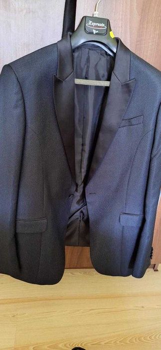 2 costume barbatesti noi 3 piese, bleumarin si  bej 52-54 ,120 lei/buc