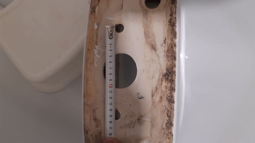 Сантехник унитаз бочок.