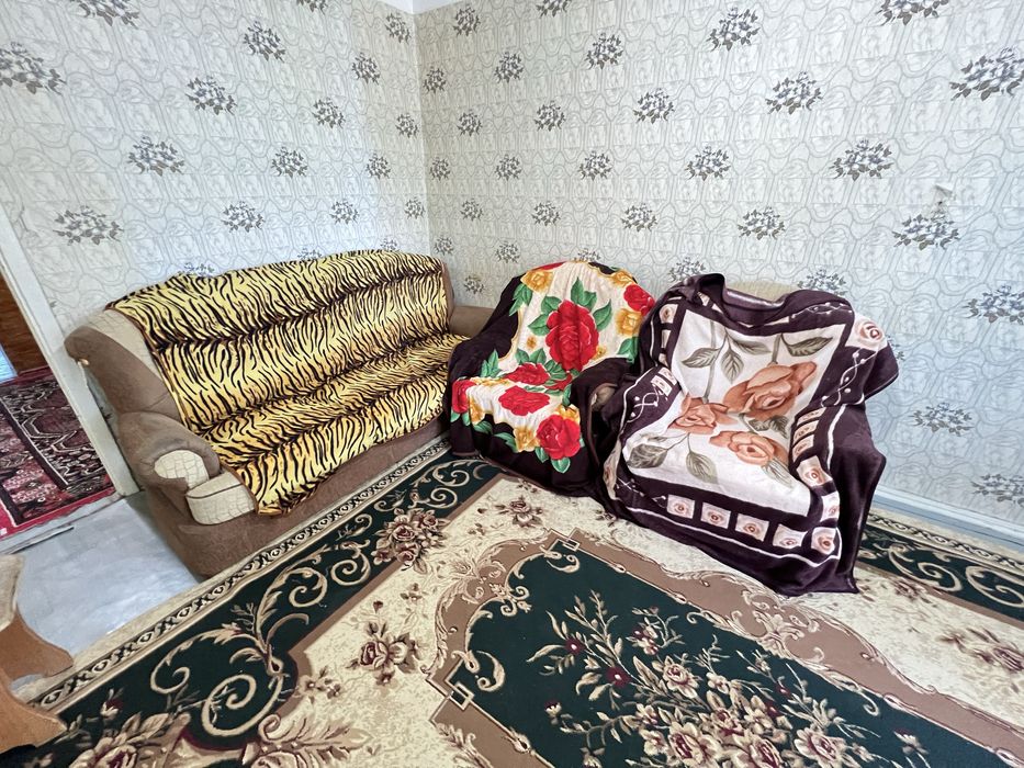 Divan sotiladi 2ta kreslosi bilan birgalikda