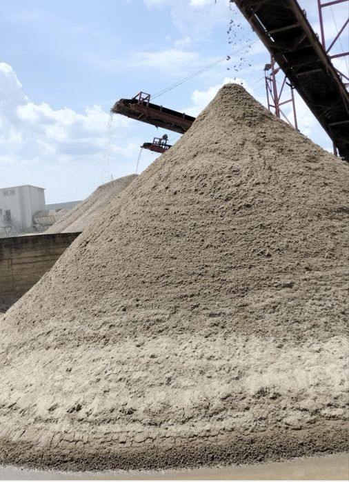 Nisip piatra pamant vegetal