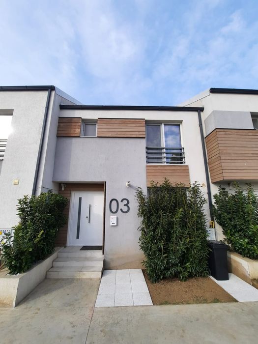 Vând Casa în stil duplex, mobilat , 93 mp, curte , loc de parcare și p