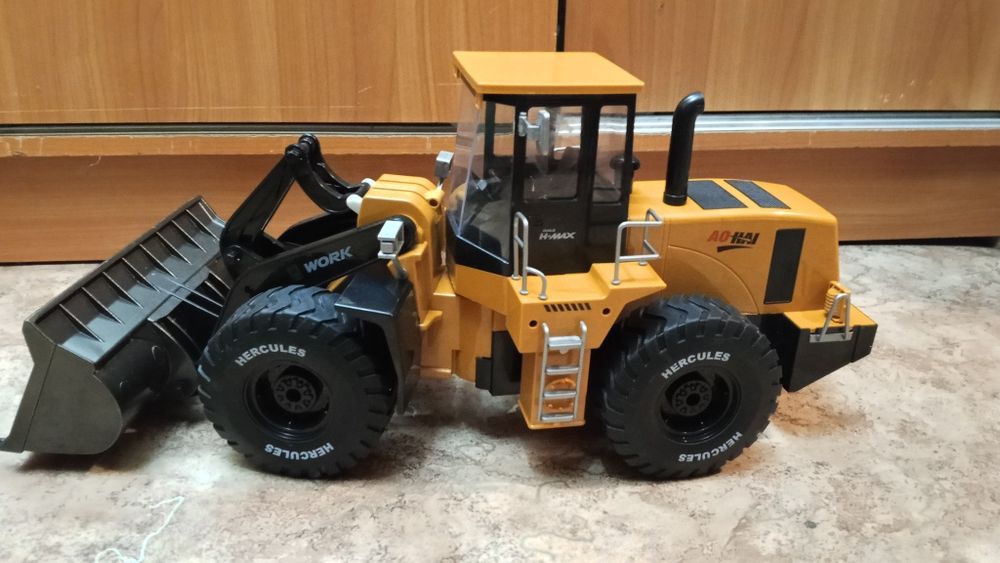 Радиоуправляемый трактор