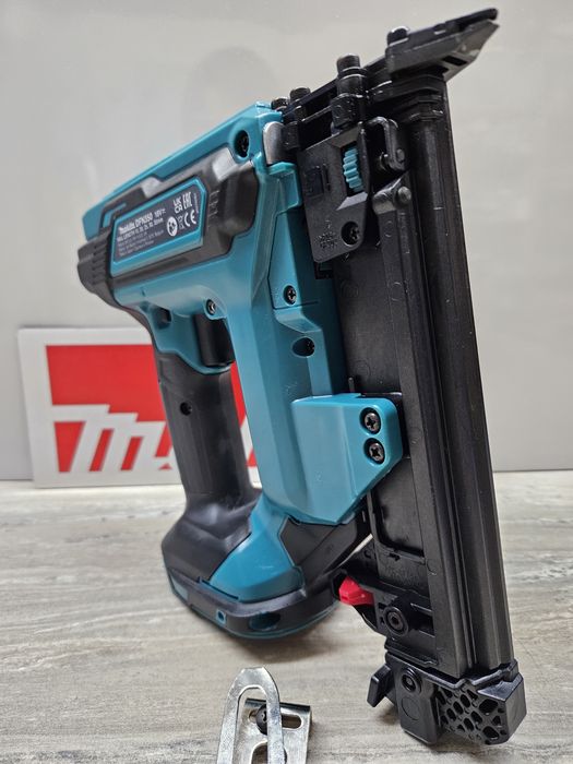 Makita Такер DFN350 18V.