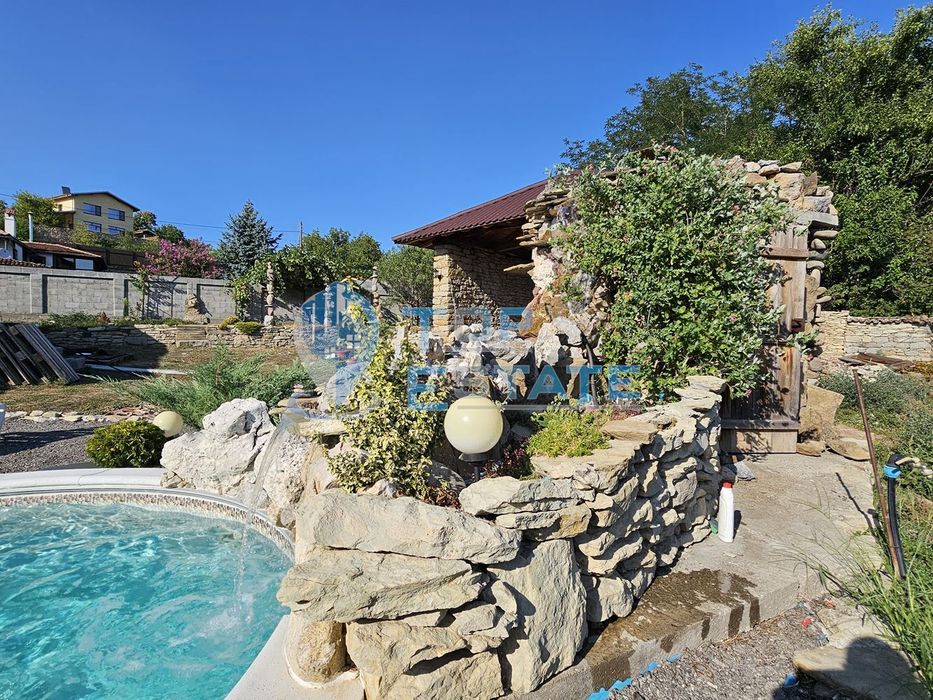 Двуетажна къща на груб строеж с втора къща и басейн с панорама в село