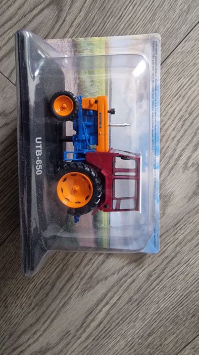 Vând  macheta  tractor  noua