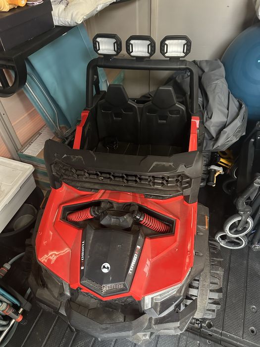 Masinuta electrica de teren off road  cu 3 faruri si telecomanda