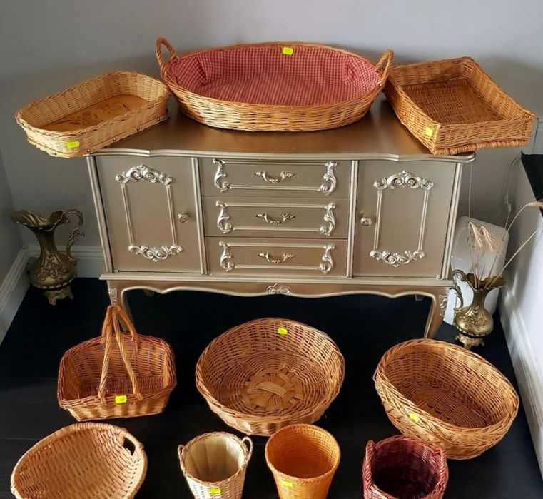 Coșuri vechi  din nuiele împletite