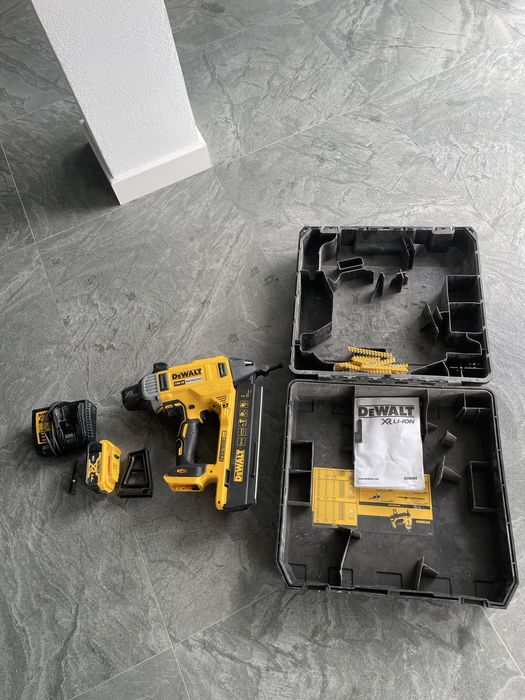 Vand pistol batut cuie DeWalt