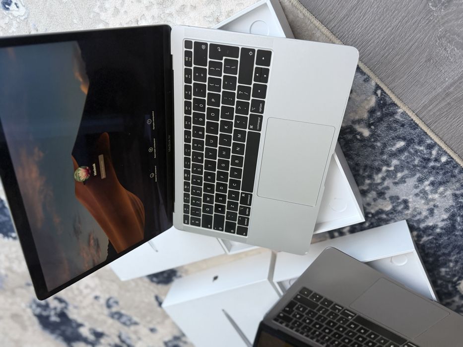 Macbook Air 2019 , La cutie  in stare buna , I5 , 8GB  Baterie ok.