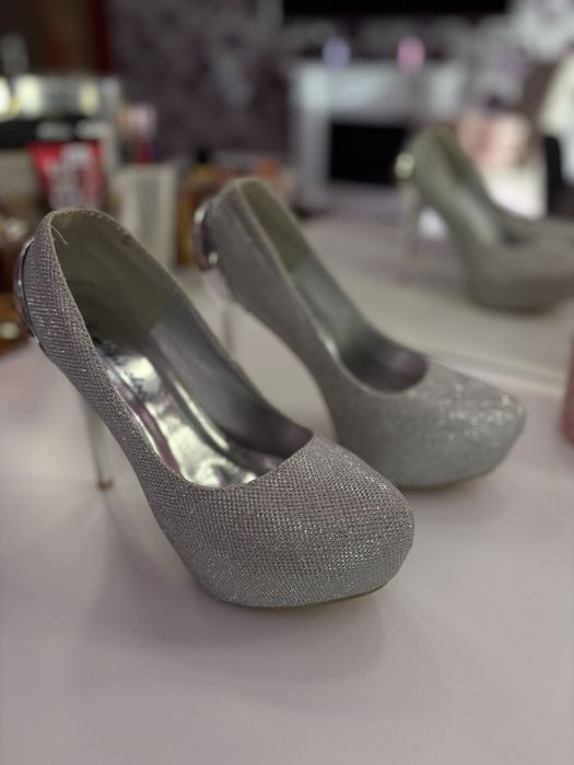 Vând pantofi cu toc