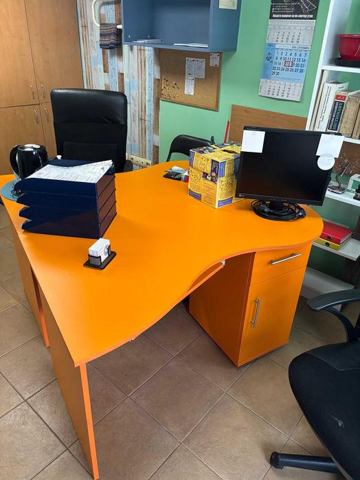 Две отделни и стоящи долепени заедно бюра в атрактивен цвят