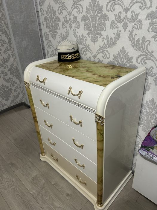 Комод в классическом стиле, 5 ящиков
