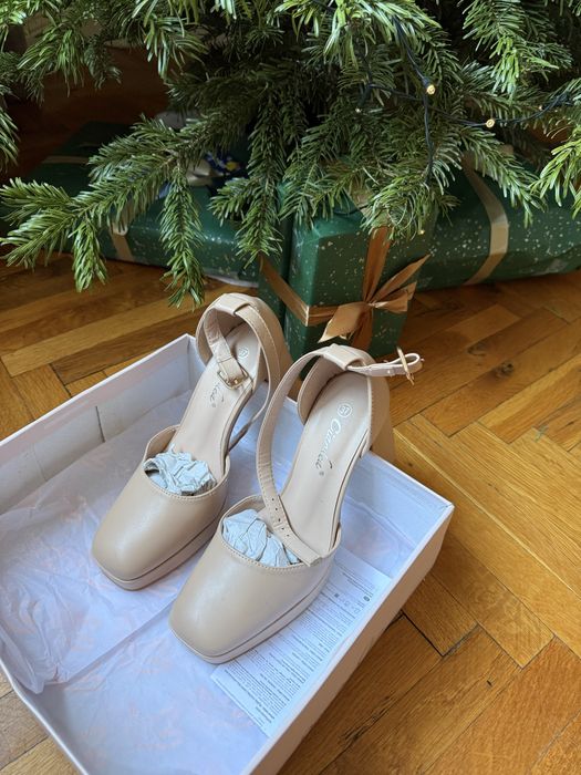 Бежови токчета с дебел ток