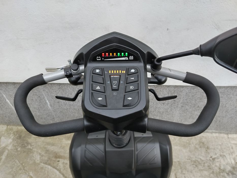 Cărucior scuter electric persoane cu dizabilități