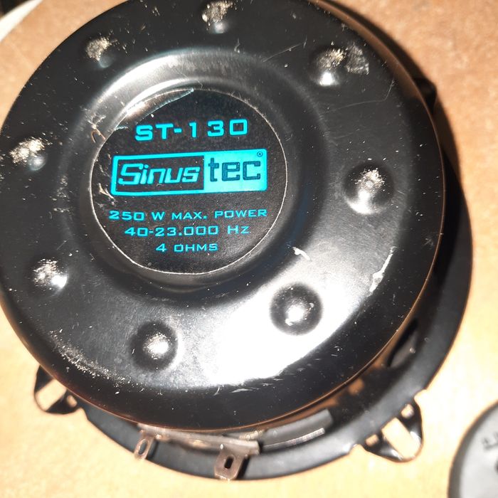 Продавам две колони  за врата или кора на кола 13"