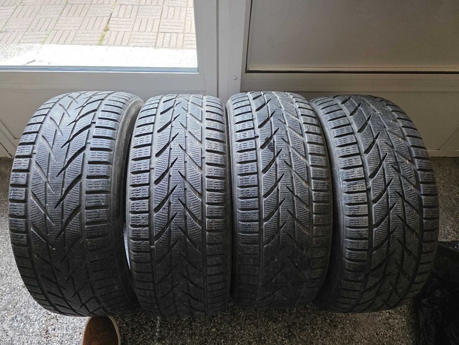 Зимни гуми Toyo Snowprox 235/45/18  цена за комплекта!
