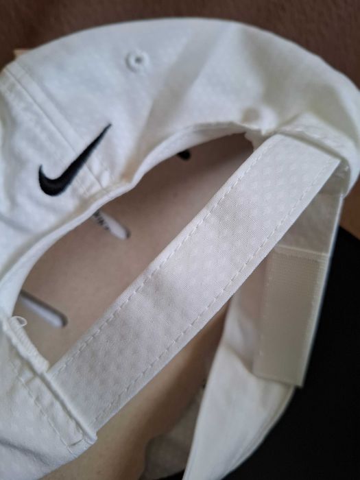 Бяла шапка с козирка Найк/ Nike, един размер, чисто нова