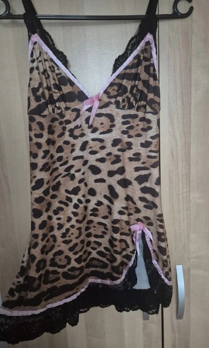 Rochiță de noapte model leopard cu fundiță roz