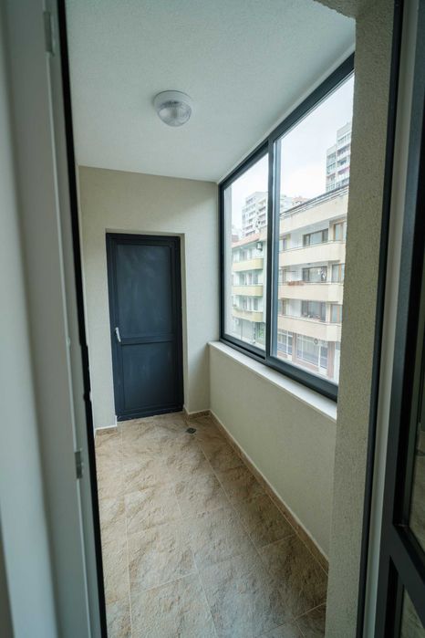 Продава се обзаведен тристаен апартамент