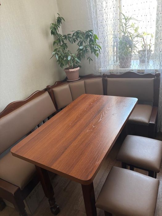 Продам Срочно Кухонный уголок со столом