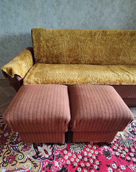 Разтегателен диван 190 см на колелца и две табуретки от 1974