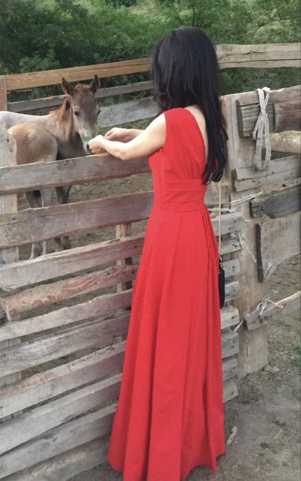 Красное длинное  платье