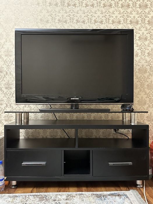 Телевизор вместе с подставкой