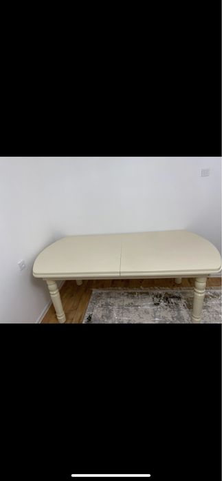 Обеденный стол для гостей