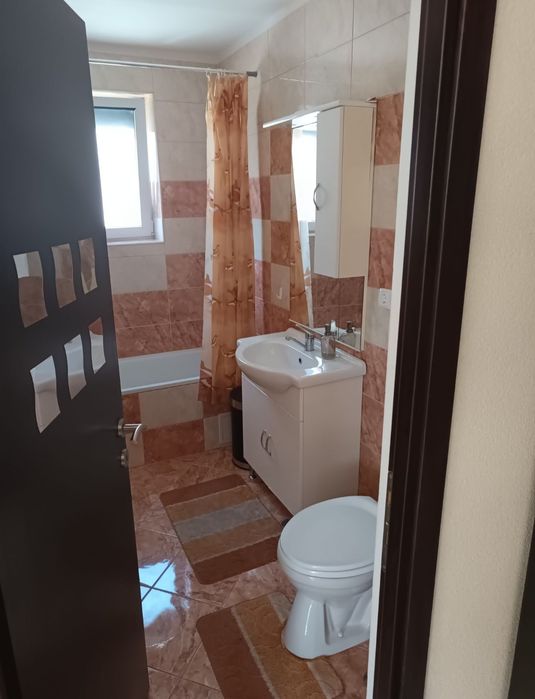 Închiriez apartament cu 2 camere