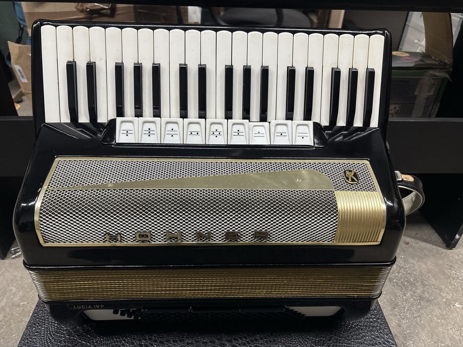 Acordeon Hohner Lucia 4p cu 96 de basi