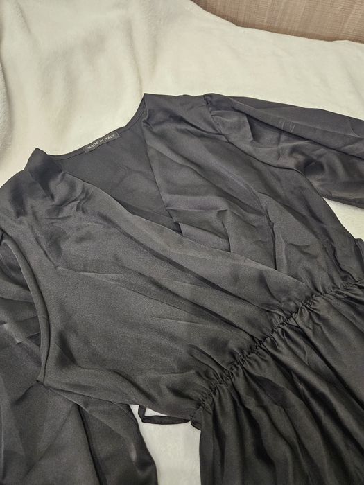 Черна сатенена чисто нова рокля