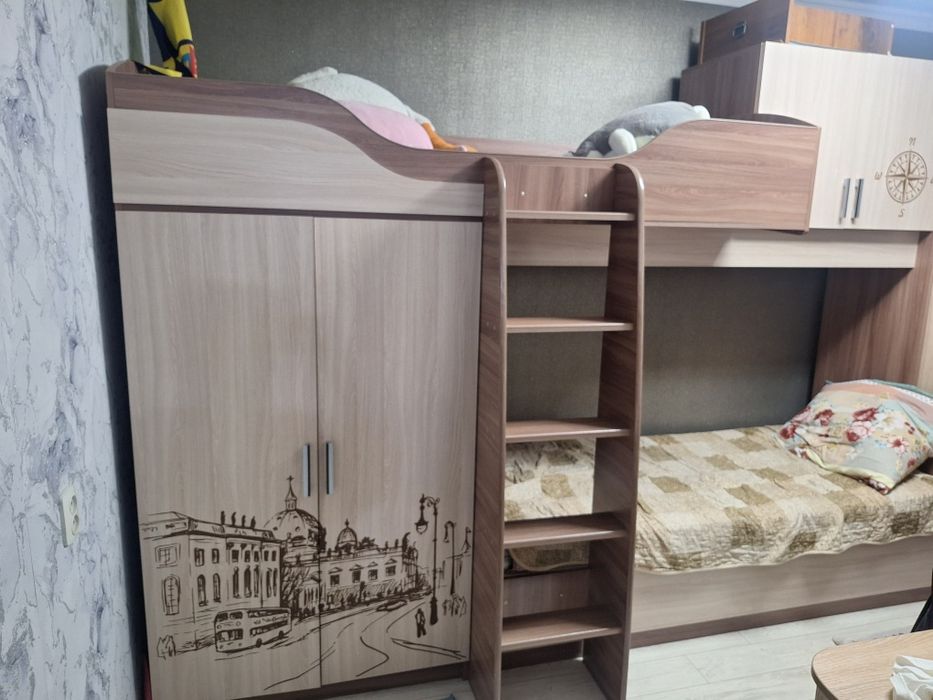 Продам 2 ярусная кровать. С вместительный шкафом.и с андресолью.