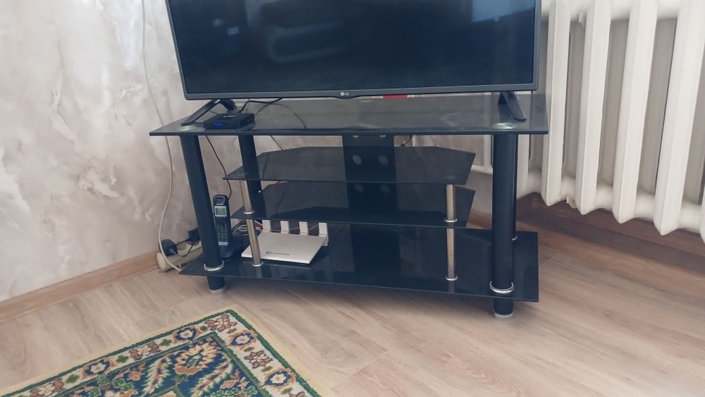 Стеклянная тумба под телевизор