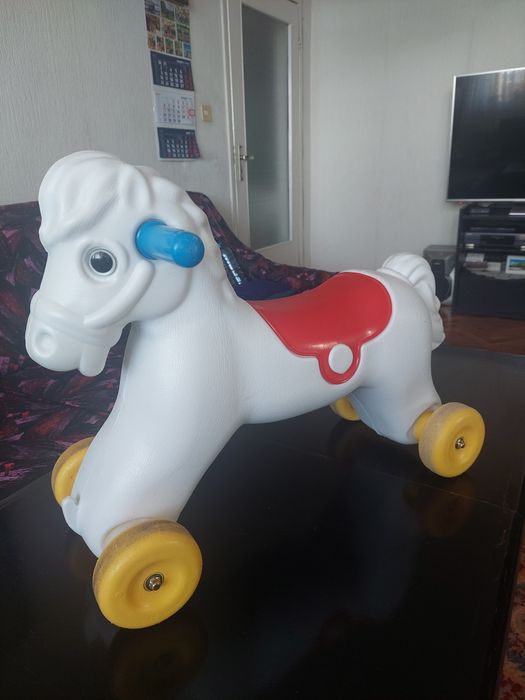 Детско конче на колелца, за яздене, бутане с крачета и теглене, здраво и запазено.