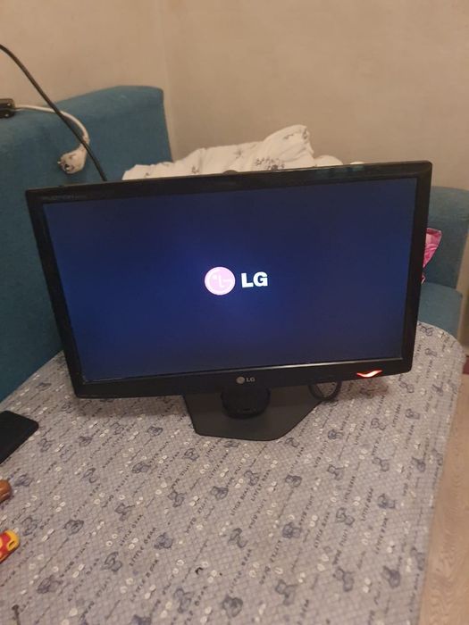 Монитор LG  VGA.