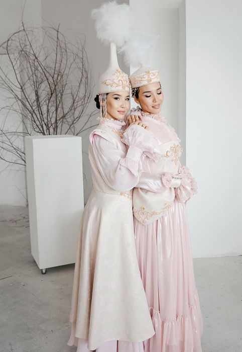 Продам комплект казахских национальных костюмов .