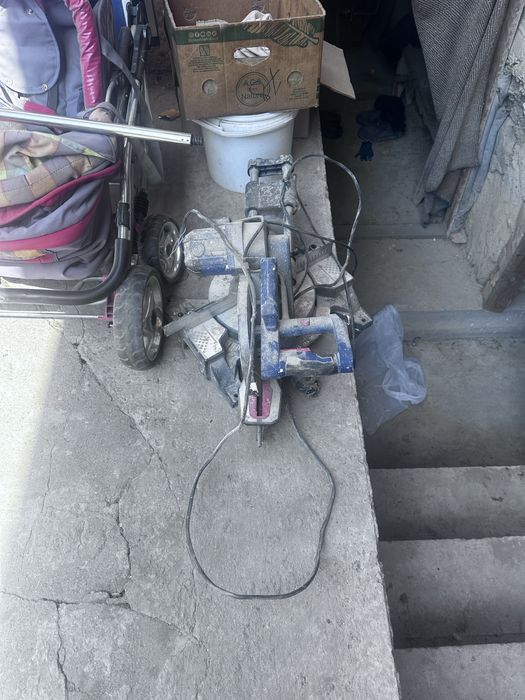 Торцовочная пила в хорошем состоянии