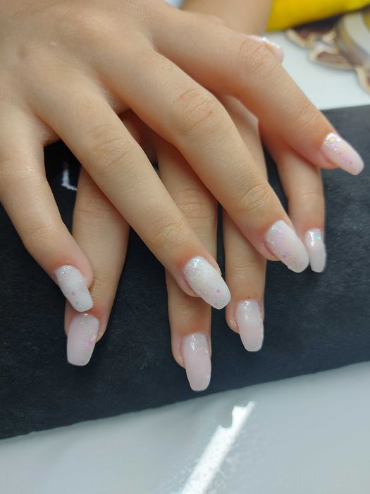 Persoana Fizica Autorizata, Manichiură.