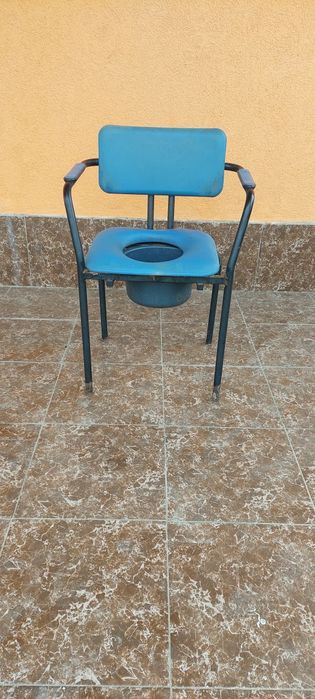 Scaun toaletă pentru persoane cu dizabilități