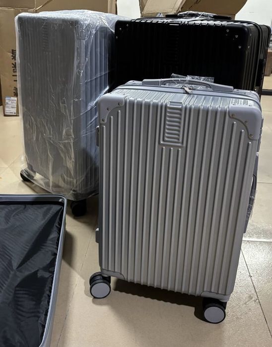 Чемодан новый серебристый серый